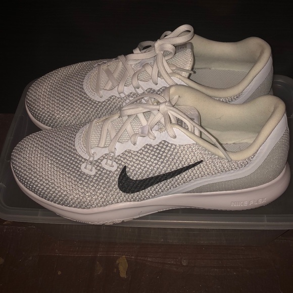 Women’ Nike Sneakers - Picture 2 of 5